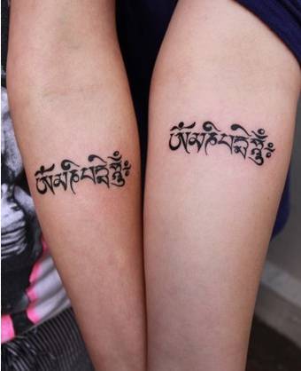 年轻情侣手臂简单梵文纹身图案