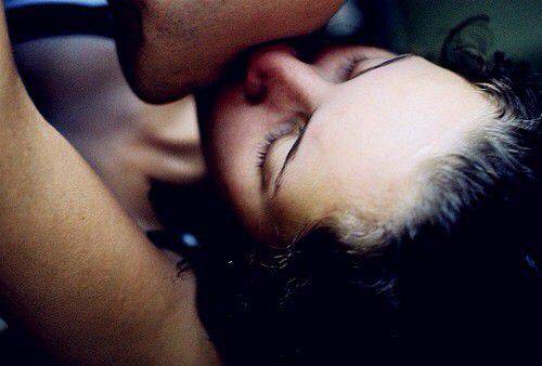 欧美范情侣甜蜜亲吻图