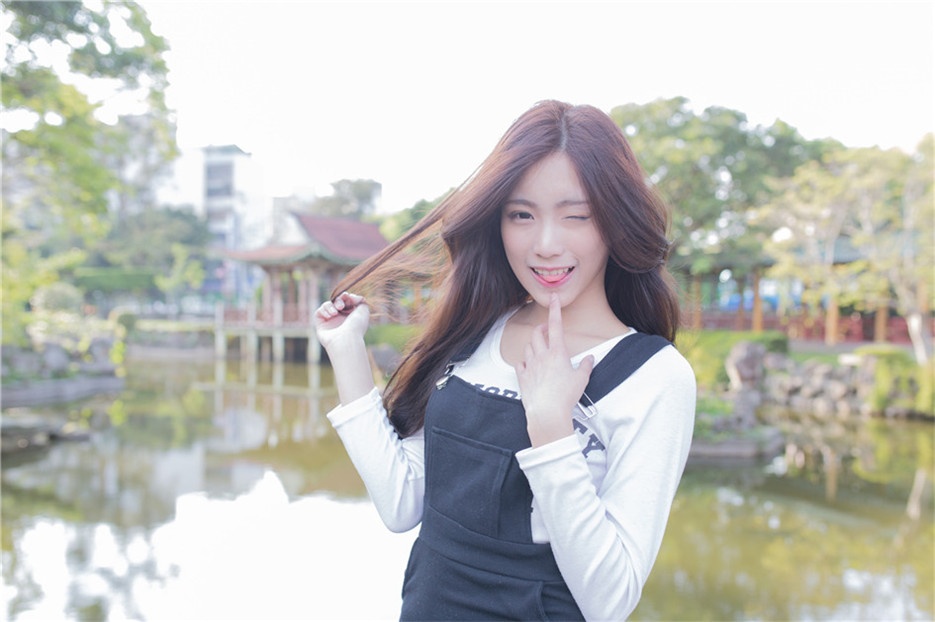 90后气质校花夏季户外甜美写真图片