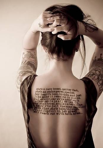 背部个性艺术纹身英文字母