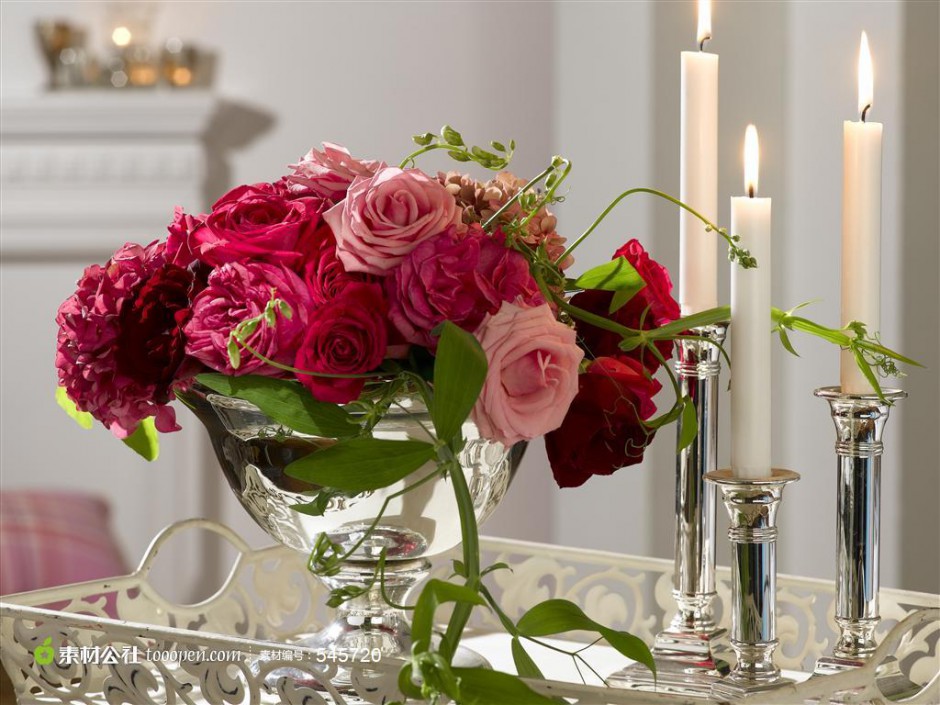 美丽的玫瑰花束和白色蜡烛图片