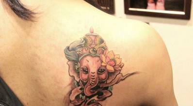 女生肩部唯美大象纹身图片