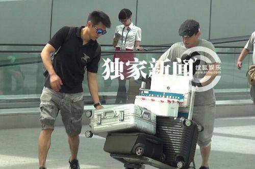 夏雨和家人低调回京 暖男细心帮助理扶行李箱(6)