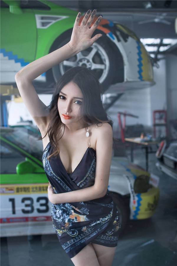 美女车模与车为伴性感写真