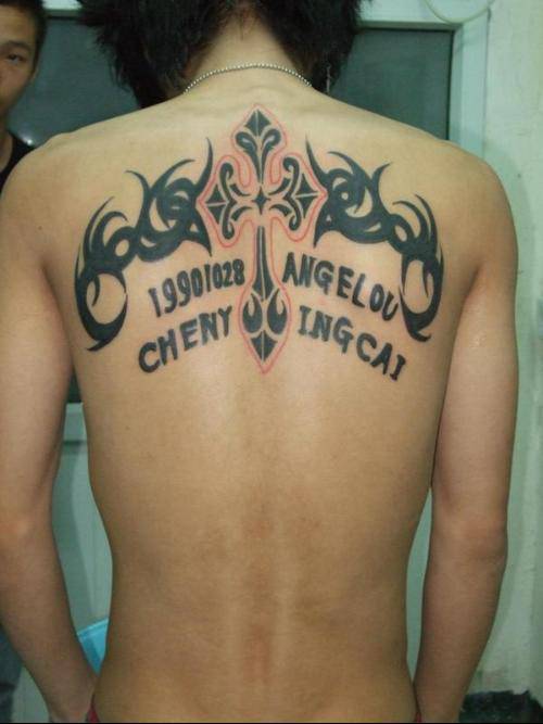 背部个性艺术纹身英文字母