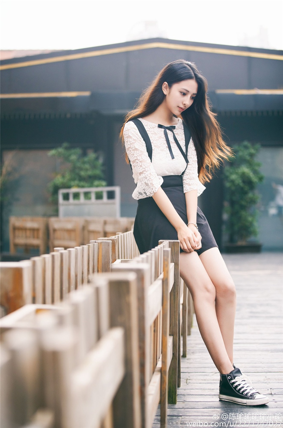 90后气质美少女唯美清凉街头写真