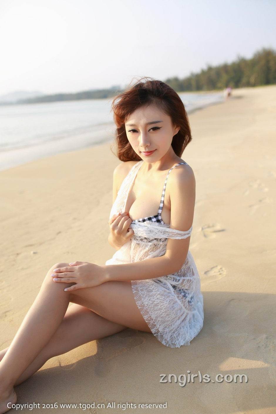 重庆妹子李猩一沙滩上演极致诱惑