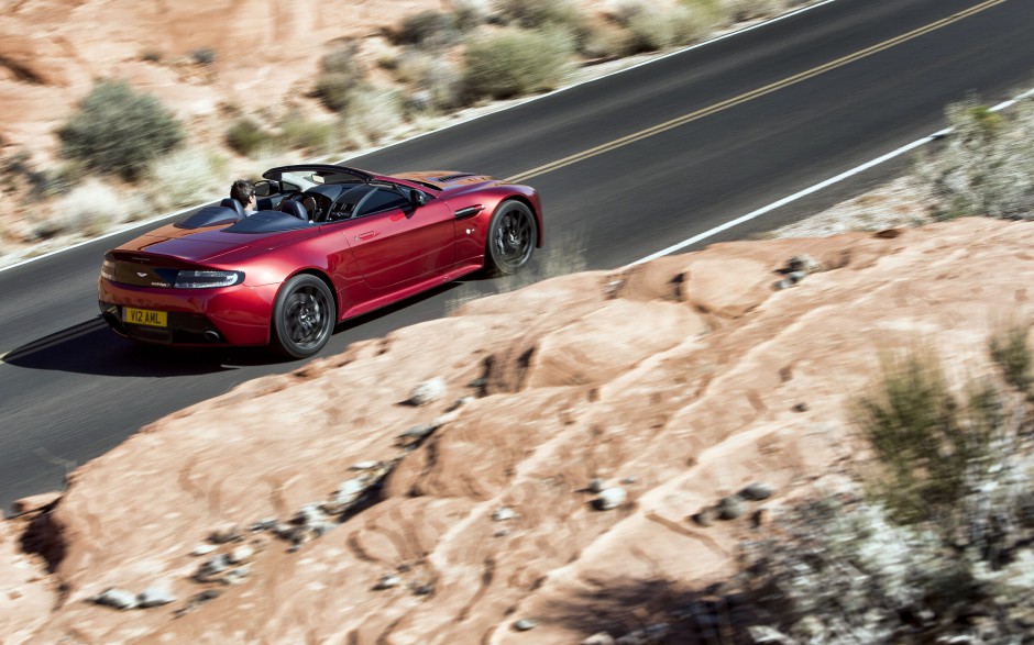 阿斯顿·马丁V12 Vantage S汽车桌面壁纸