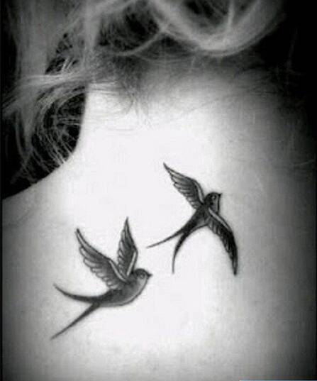 颈部燕子黑白纹身图案