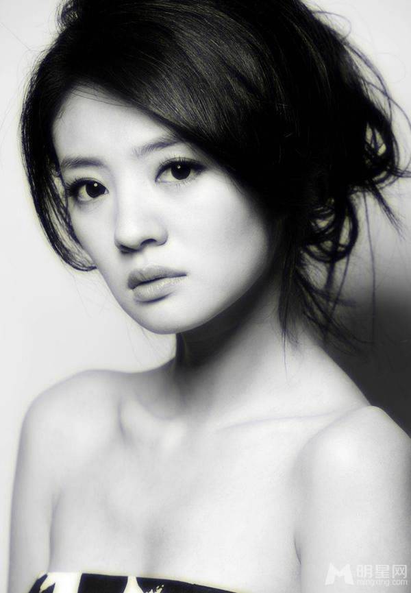 中国台湾女演员安以轩迷人黑白写真