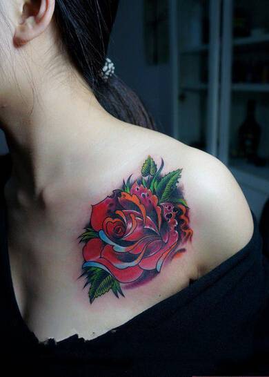 胸部上的彩色玫瑰纹身图片