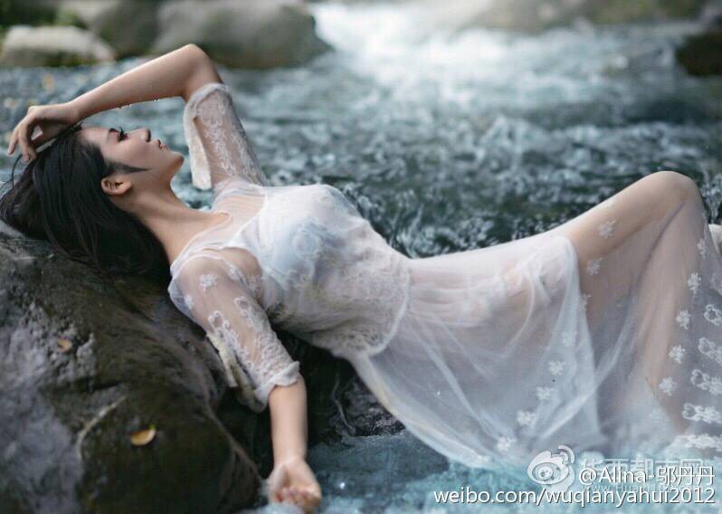冷艳美人模特丹宝贝Alina微博曝私房照