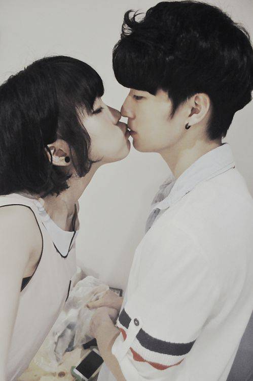 qq秀情侣图片甜蜜亲吻