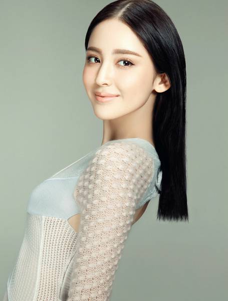 女明星古力娜扎彰显简约优雅OL风