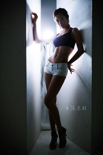 韩国性感车模郑丽珍美腿诱惑高清图片