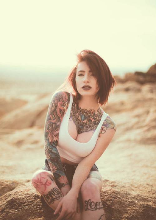 女子胸部纹身性感霸气彩绘纹身欣赏
