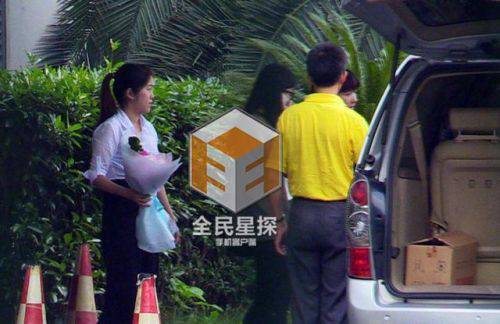 黄晓明夫妻现身收粉丝礼物 温存片刻再分开(5)