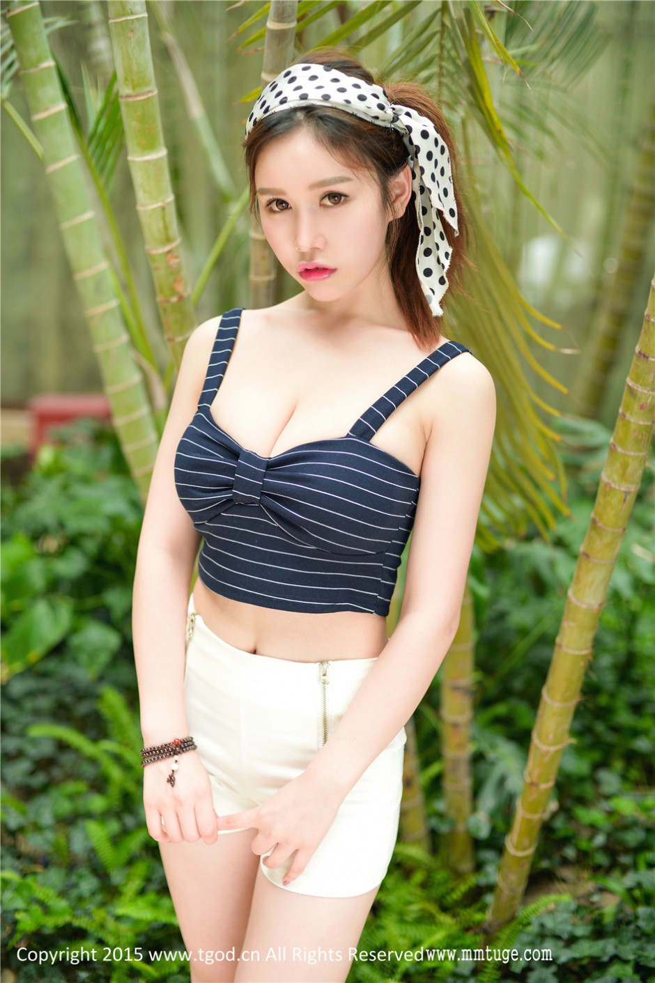 极品美女于姬Una户外秀诱人身段