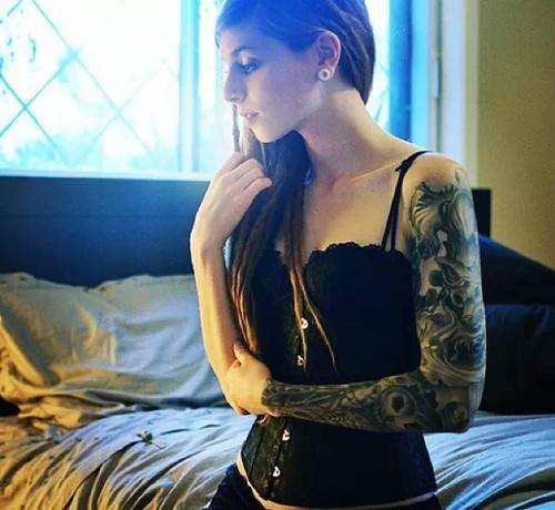 外国美女个性花臂纹身图片时尚性感