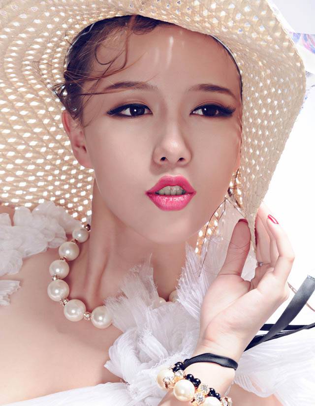 余陈秋子妩媚夏日海边清凉诱人装扮