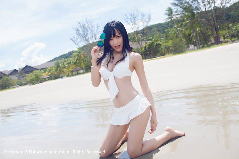 比基尼泳衣女郎杨上萱海边写真