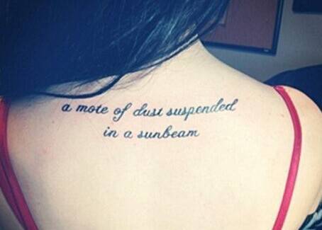 女生后背英文纹身刺青图片