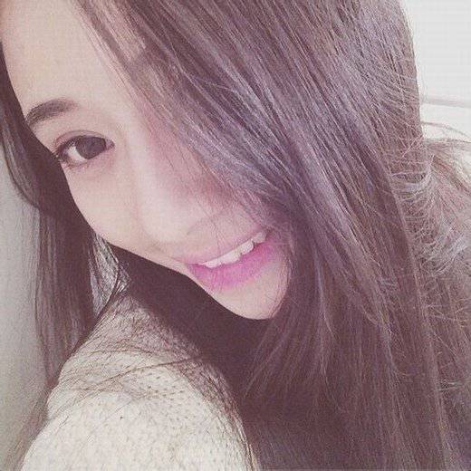 非主流美女甜蜜笑容图