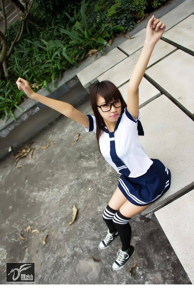 长发学生妹楚楚动人校服写真集