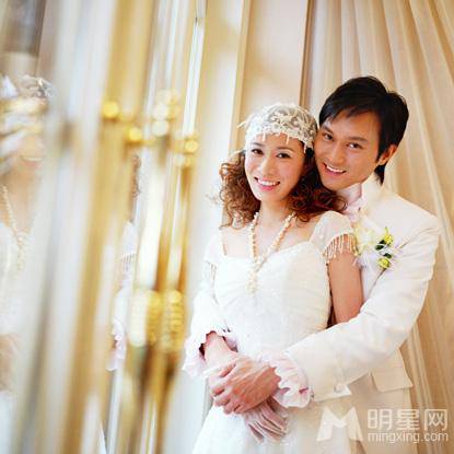 张智霖佘诗曼拍摄甜蜜个性婚纱广告写真