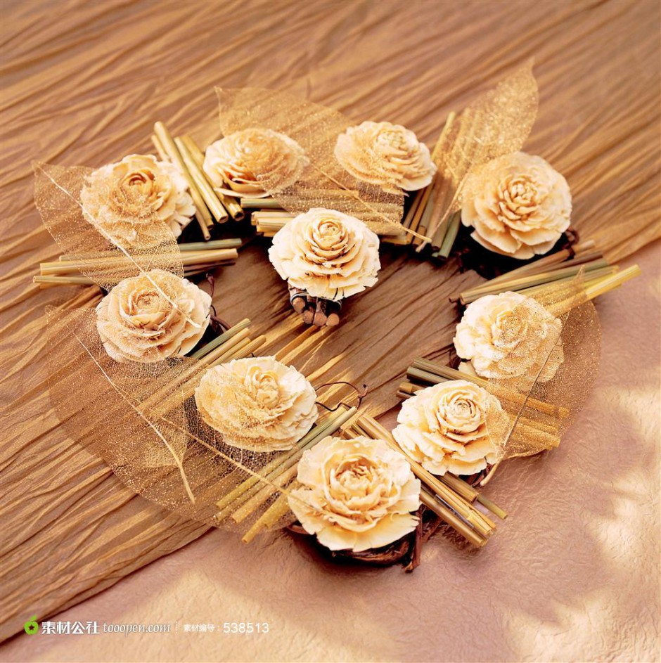 美丽的心形玫瑰花环图片
