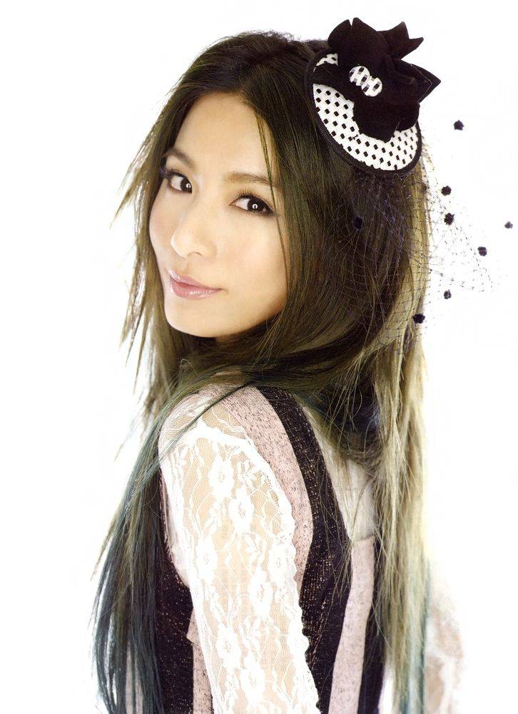 台湾女艺人田馥甄优雅大气时尚写真集
