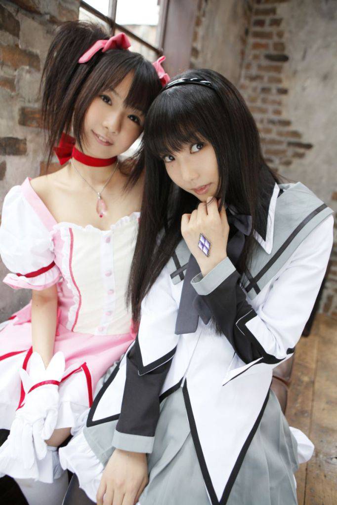 让人浮想联翩的姐妹花Cosplay秀