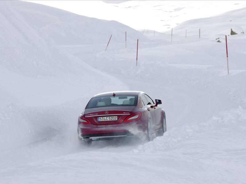 冬日雪地中的奔驰汽车图片