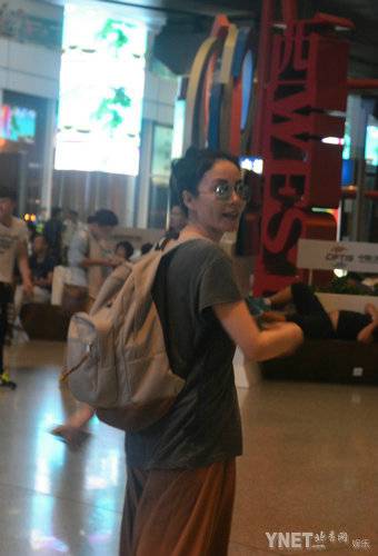 王菲双肩包低调现身北京机场 好友帮避镜头天后忙闪人(2)
