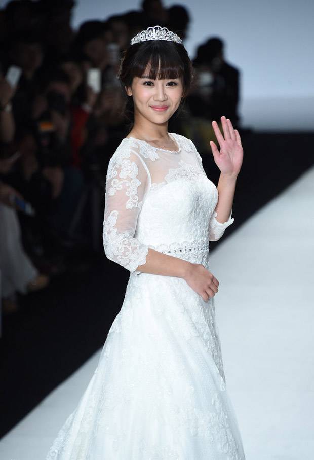 杨紫身穿纯白美丽时尚婚纱惊艳走秀组图