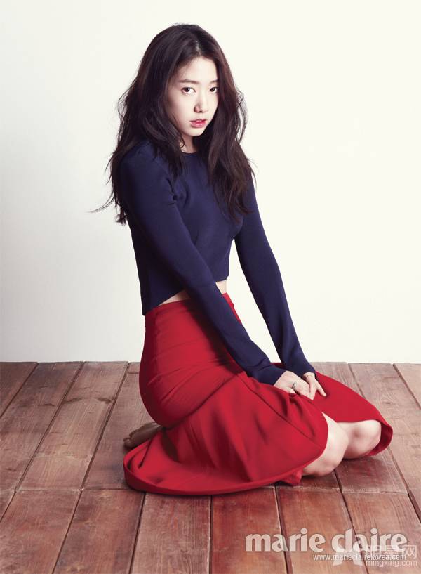 韩国女演员朴信惠散发优雅知性气质写真