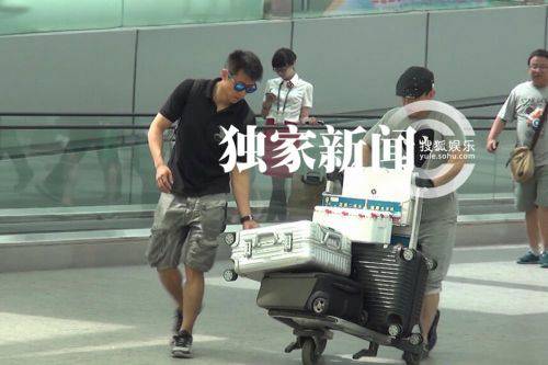 夏雨和家人低调回京 暖男细心帮助理扶行李箱(5)
