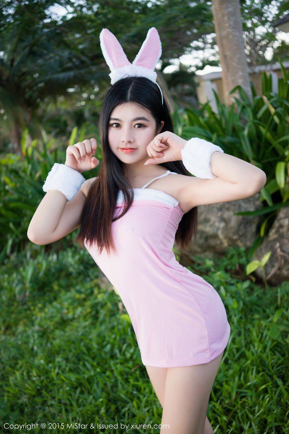 魅妍社身材好的美女娜露Selena性感装扮出游