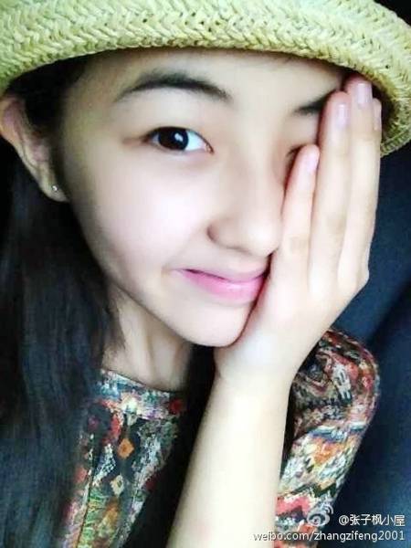 大陆女演员张子枫微博可爱美照