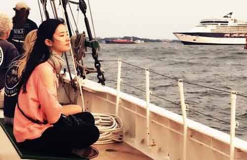 刘亦菲船上看海晒照 长发飘扬人美景美