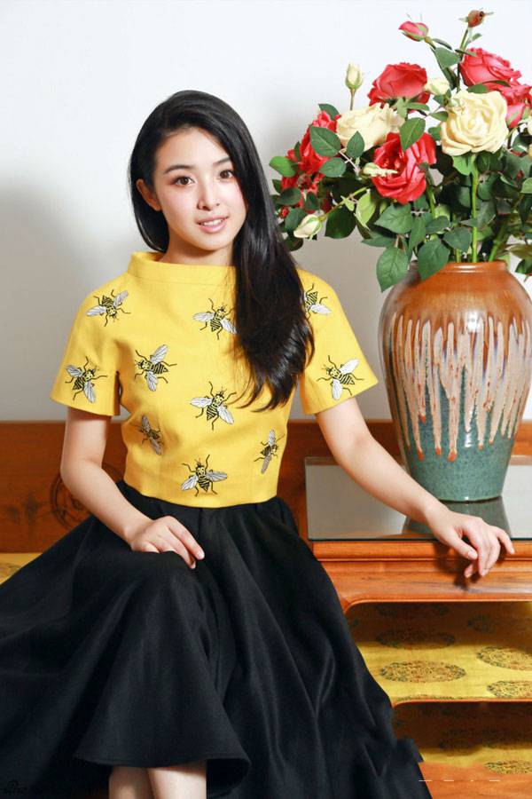 张含韵宛若优雅公主唯美户外写真