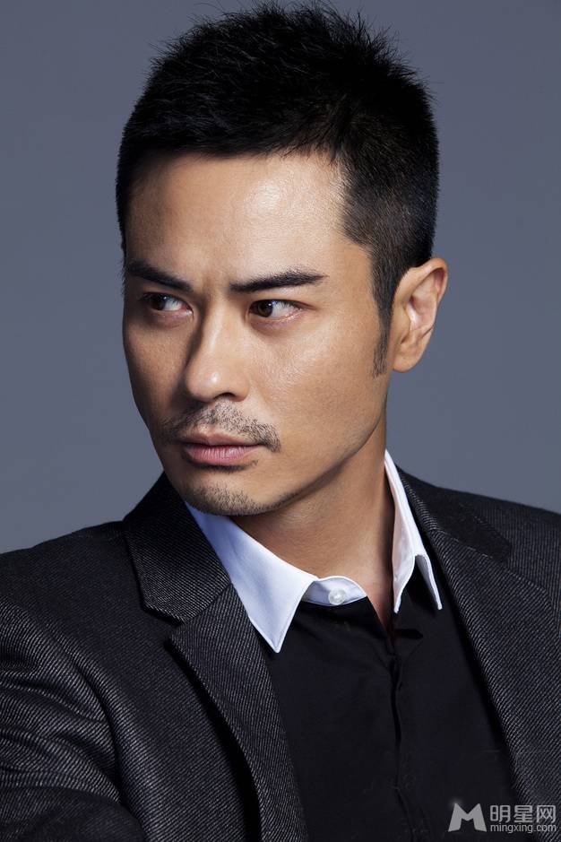 香港男明星郑嘉颖西装革履演绎帅气型男