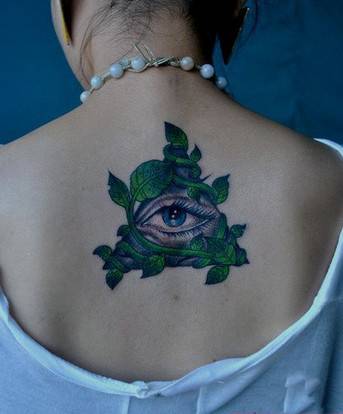 女生背部的眼睛纹身图片