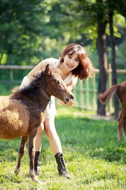 李菲儿与萌宠有爱互动户外写真