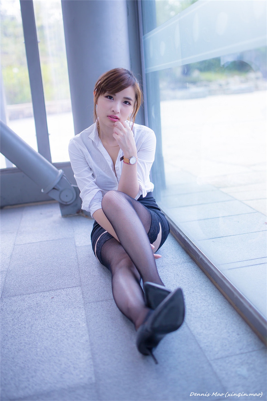 气质御姐秘书装扮诱人写真图片