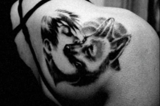 后背栩栩如生的狼头纹身图案