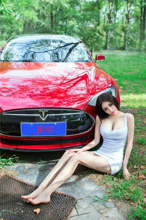 美女车模与车为伴性感写真