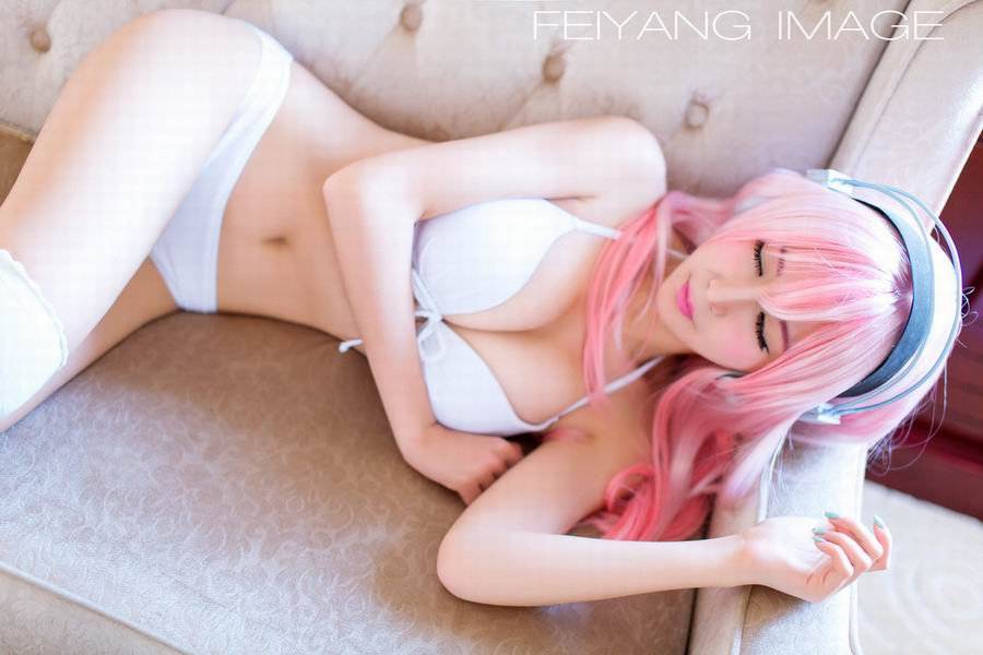 粉色梦幻Cosplay超级索尼子写真