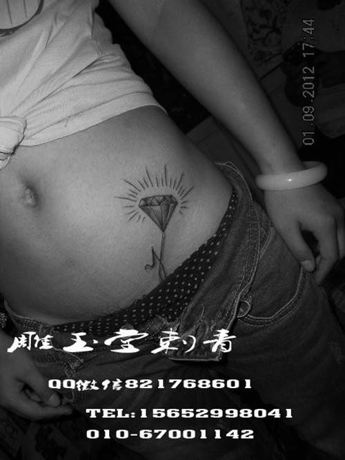 女生腰部个性纹身刺青图片