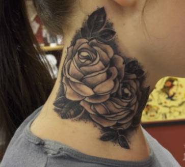 女生颈部玫瑰纹身图案优雅气质